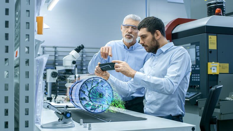 两个男人在实验室工作和看手机。