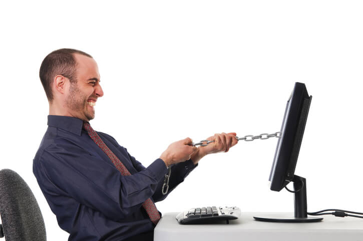 男人把一个链从他的电脑屏幕